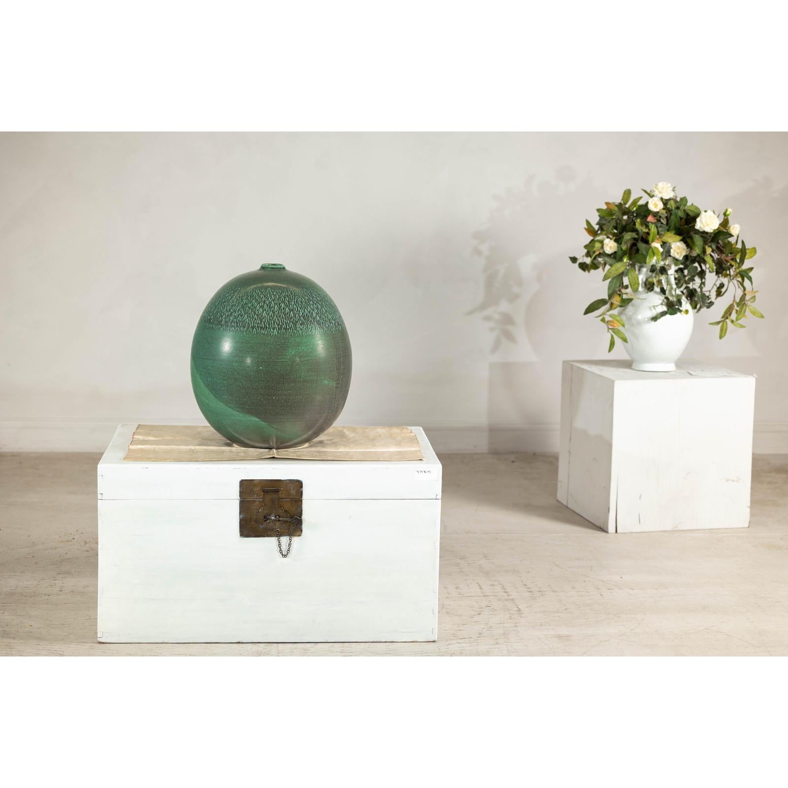 Large Green Artisan Vase with Textured Glaze, Modern Decorative Accent