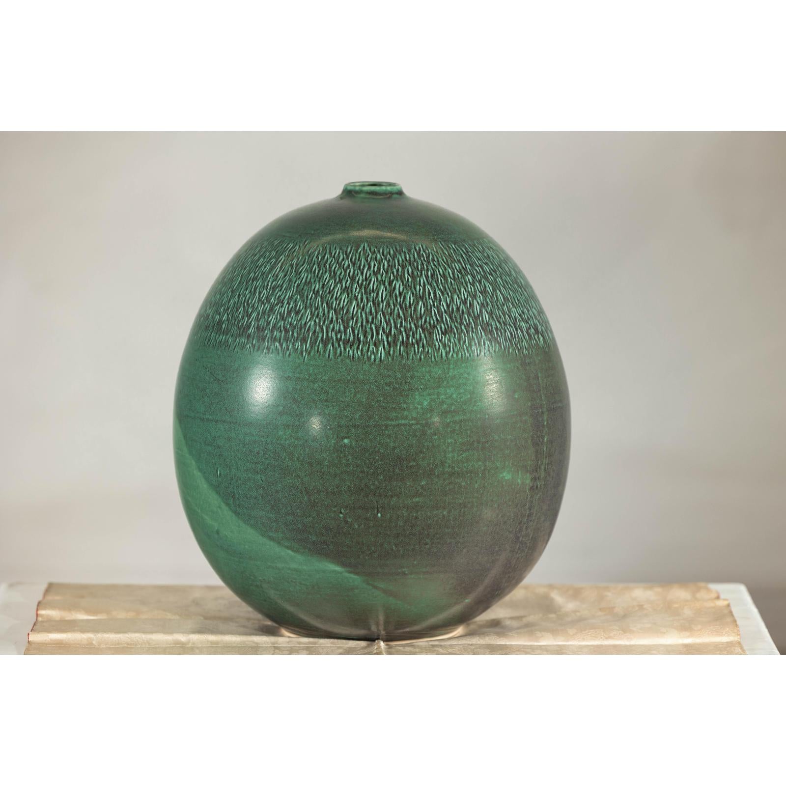 Large Green Artisan Vase with Textured Glaze, Modern Decorative Accent