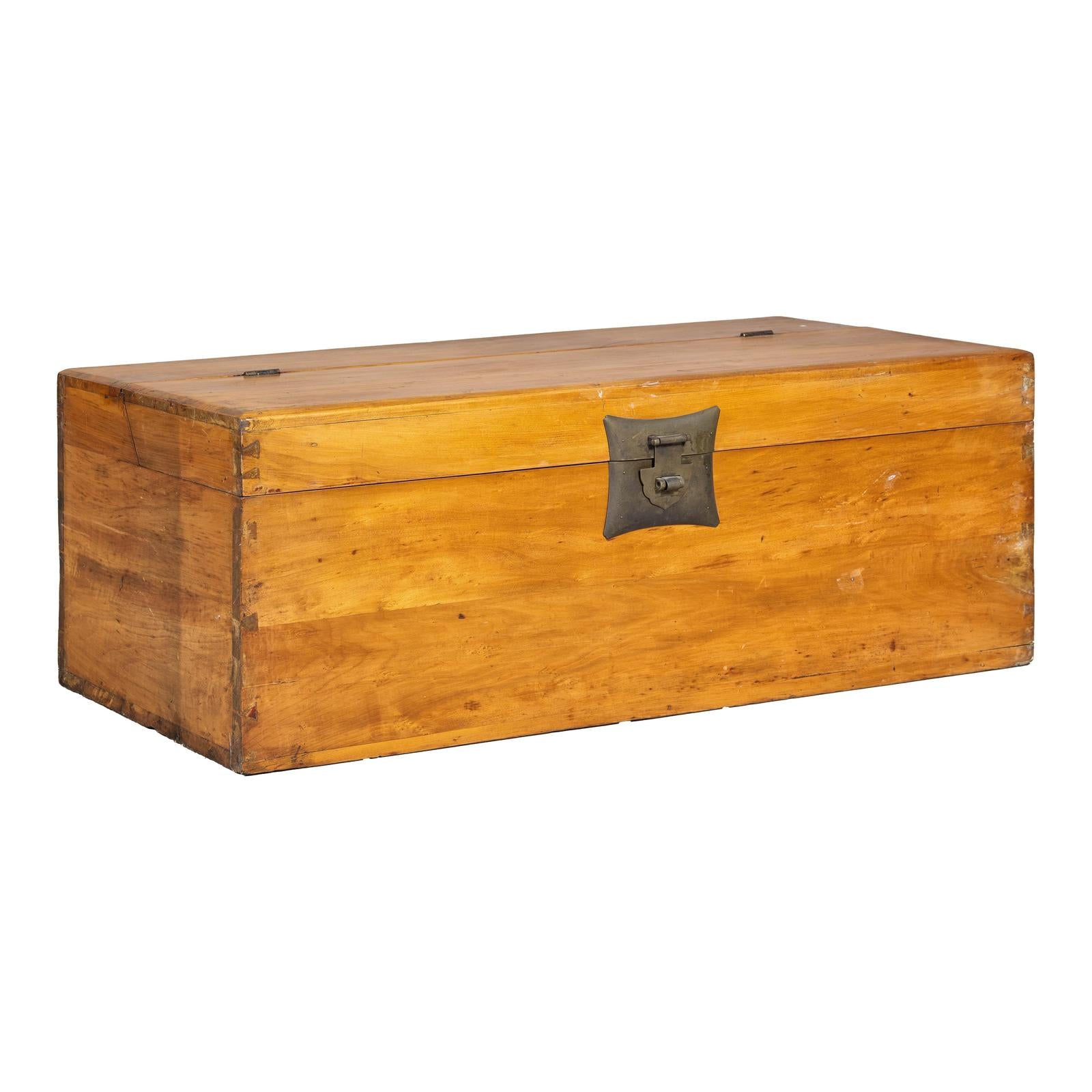 19th Century Yumu Storage Blanket Chest with Natural Lacquer, Late Qing Dynasty