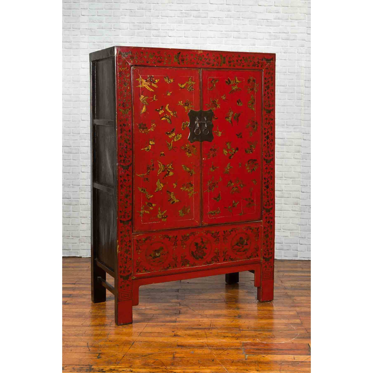 Chinese Red Lacquered 19th Century Qing Dynasty Cabinet with Gilt Chinoiseries-4. Asian & Chinese Furniture, Art, Antiques, Vintage Home Décor for sale at FEA Home