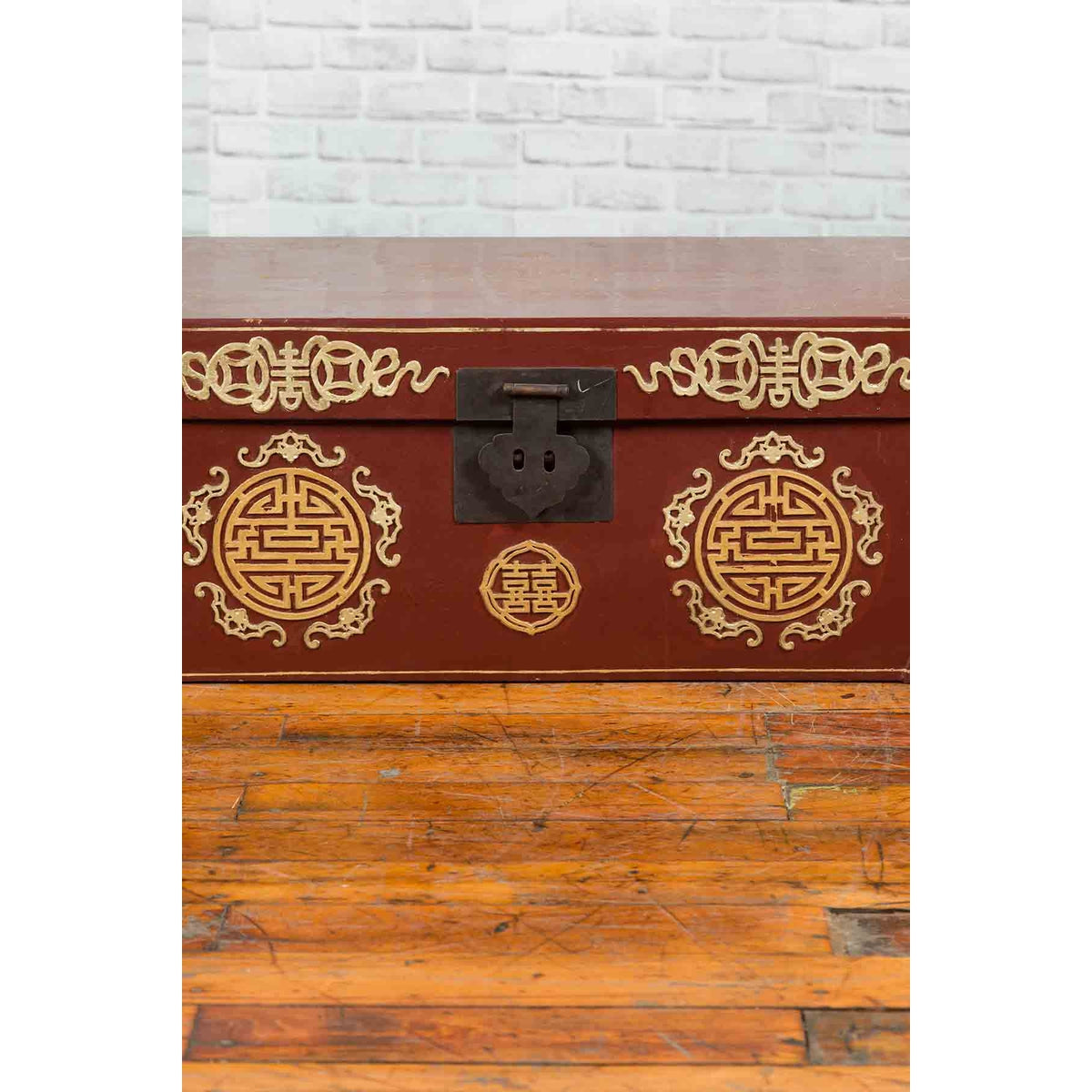 Vintage Chinese Red Blanket Chest with Gold Details and Calligraphy Motifs-8. Asian & Chinese Furniture, Art, Antiques, Vintage Home Décor for sale at FEA Home