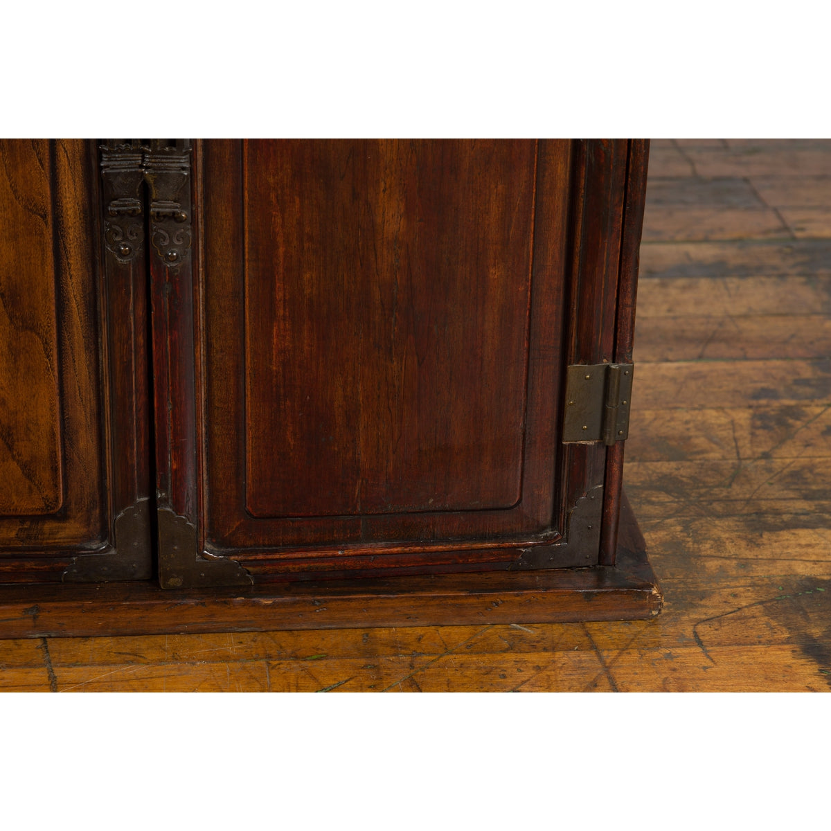 Chinese Qing Dynasty 19th Century Bedside Cabinet with Brass Ornaments-10. Asian & Chinese Furniture, Art, Antiques, Vintage Home Décor for sale at FEA Home