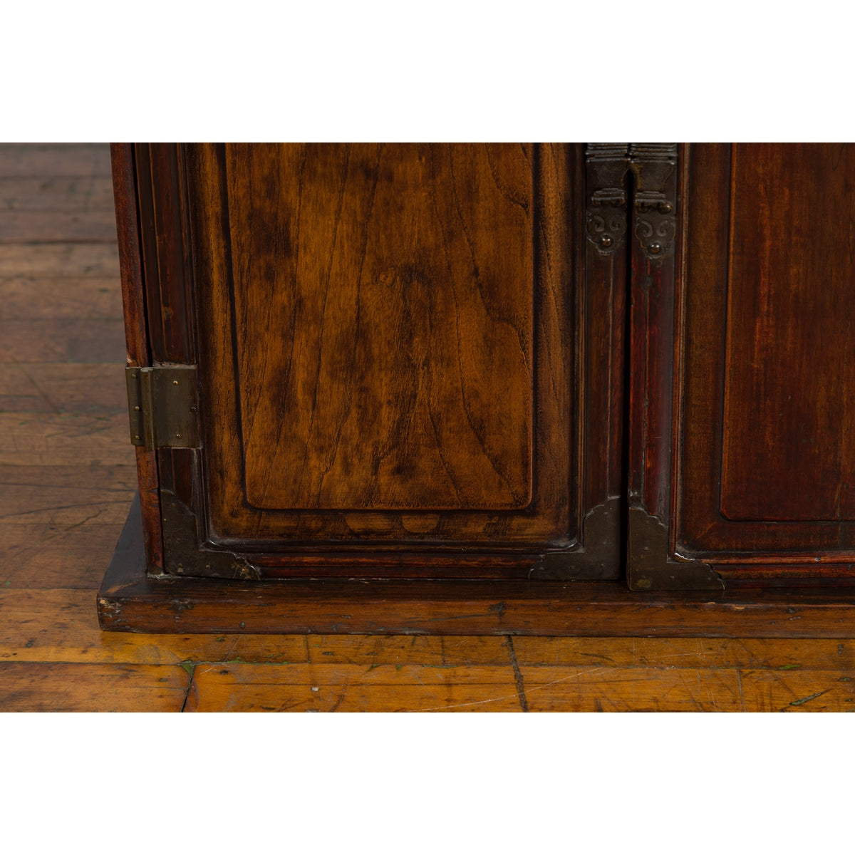Chinese Qing Dynasty 19th Century Bedside Cabinet with Brass Ornaments-9. Asian & Chinese Furniture, Art, Antiques, Vintage Home Décor for sale at FEA Home