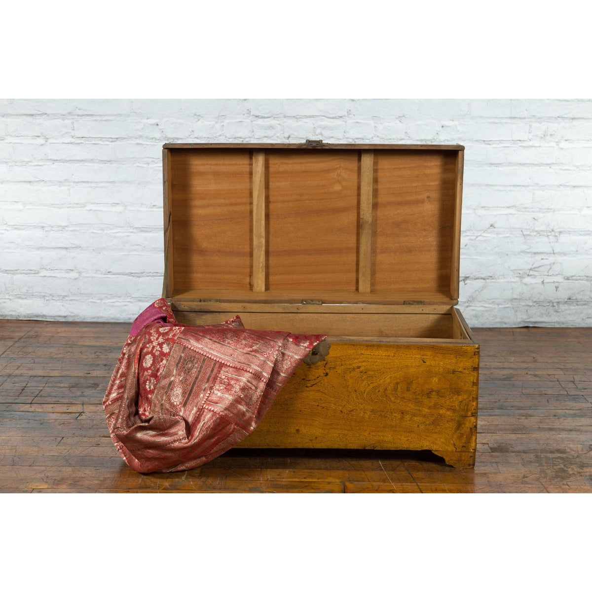 Chinese 1920s Camphor Wood Blanket Chest with Brass Hardware and Natural Patina-4. Asian & Chinese Furniture, Art, Antiques, Vintage Home Décor for sale at FEA Home