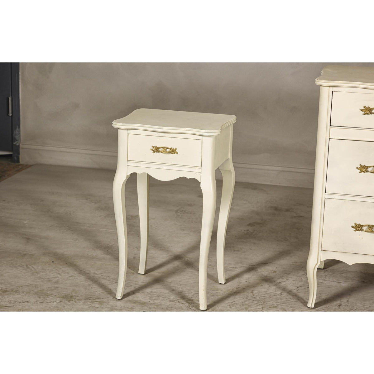 cream dresser and nightstand Transitional Cream Color Dresser Mirror 2x Nightstands Chest 5pc Bedroom Set Unique Handle pulls Rubberwood Veneer Furniture, Size: 35, Beige
