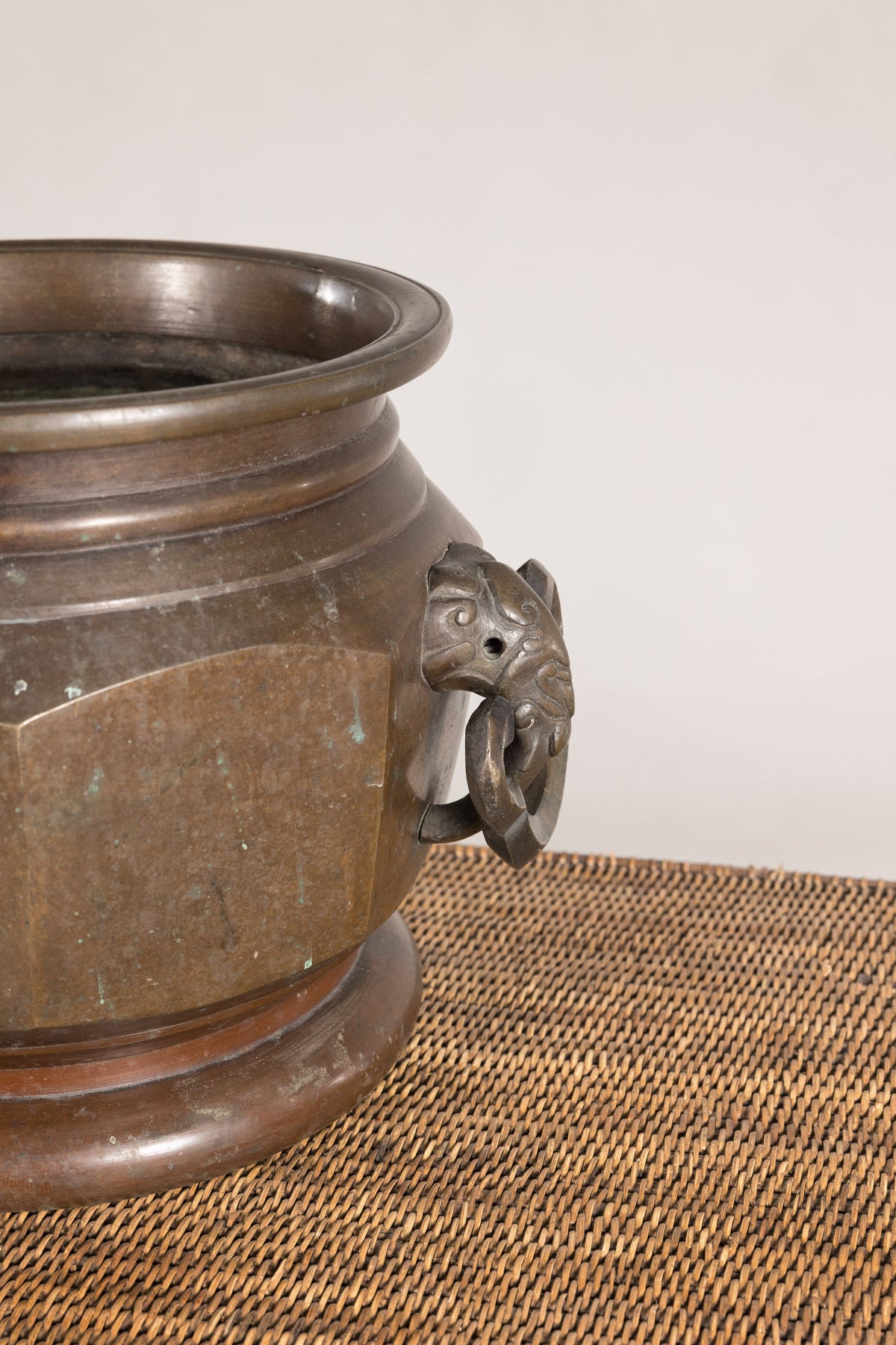Meiji Japanese Bronze Hibachi with Elephant Ring Handles, surface detail