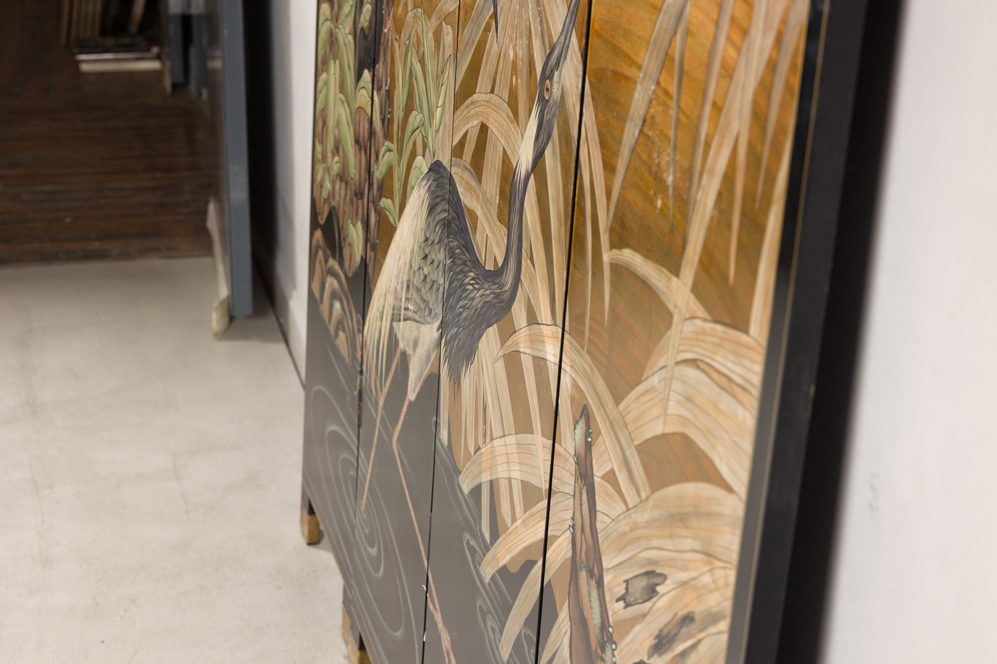 Chinese room divider, angled side view