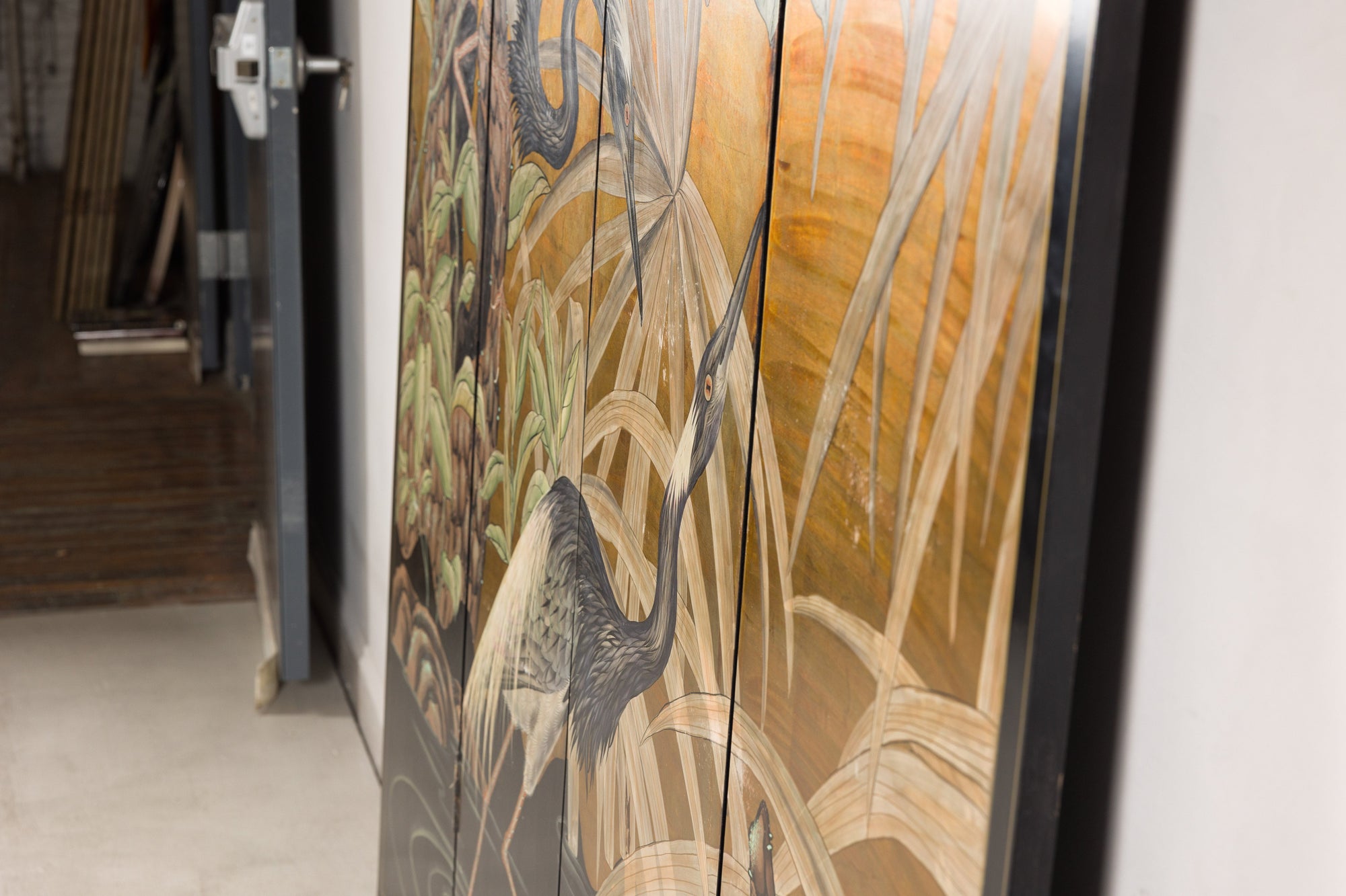 Close-up of the painted screen edge and hinges
