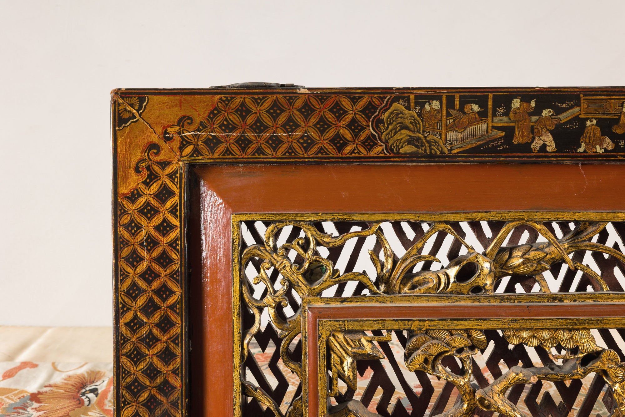Close-up of upper corner border and carved latticework