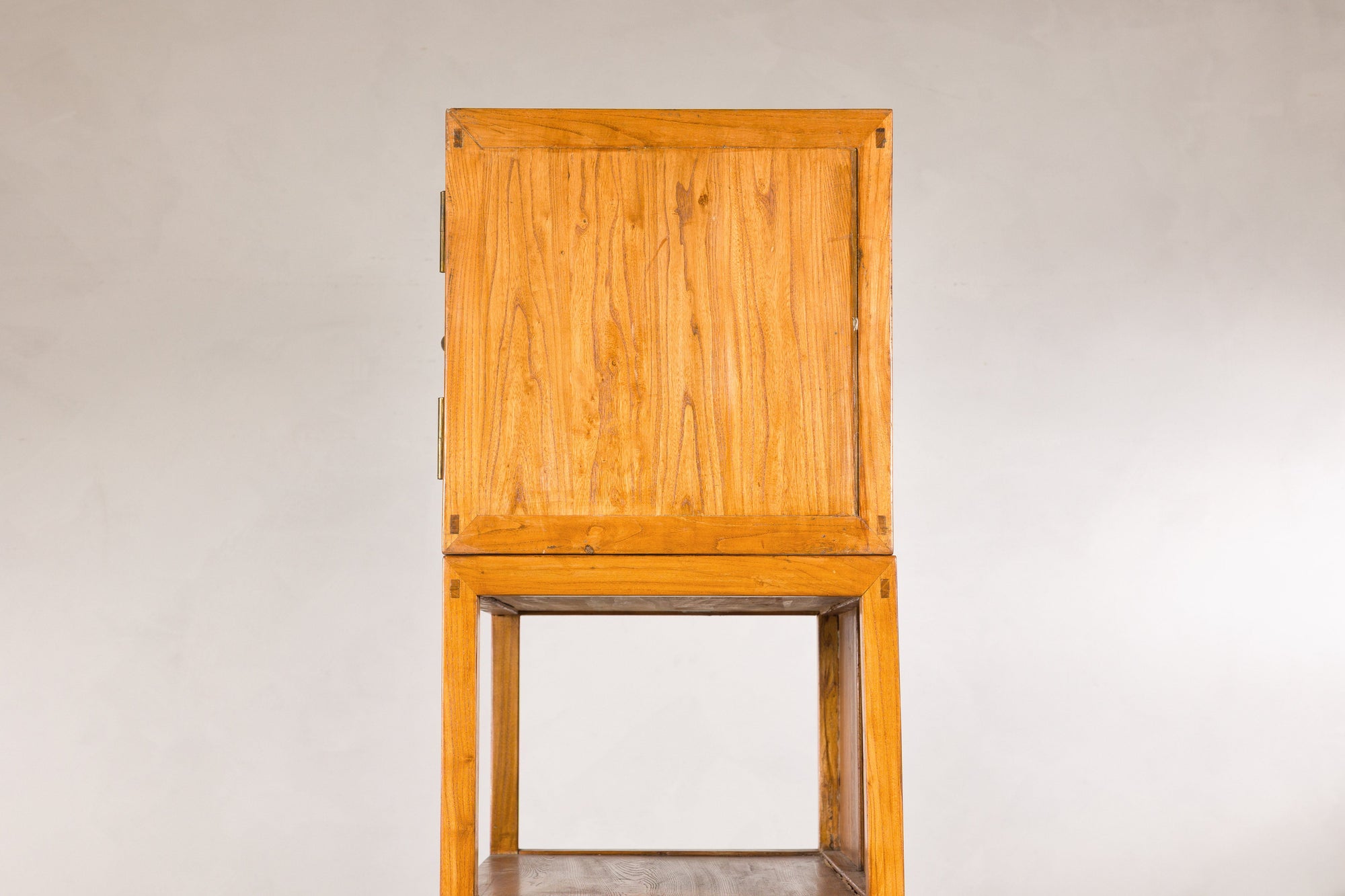 Upper back and open shelf structure of the elm cabinet