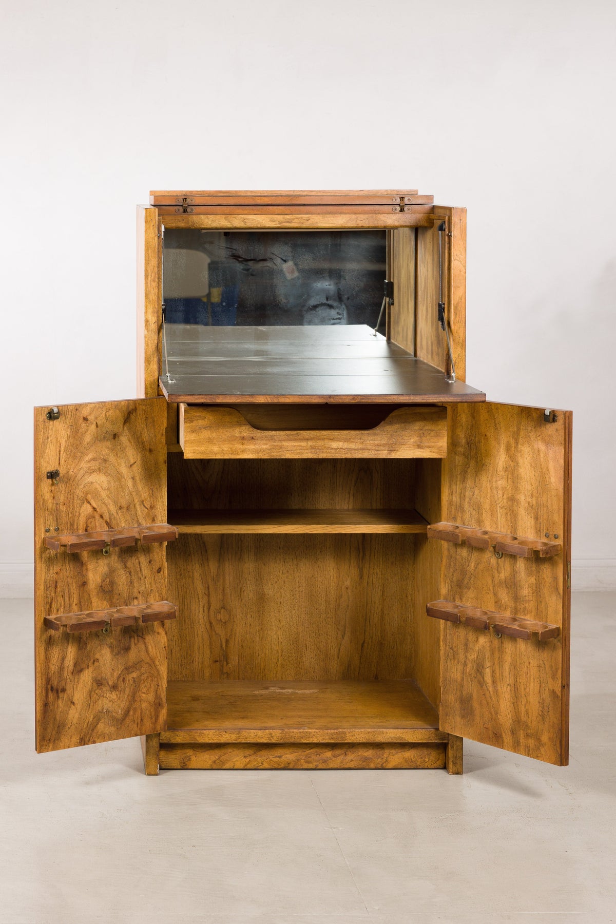 1970s American Drexel Woodbriar Pecan Dry Bar Cabinet, construction detail