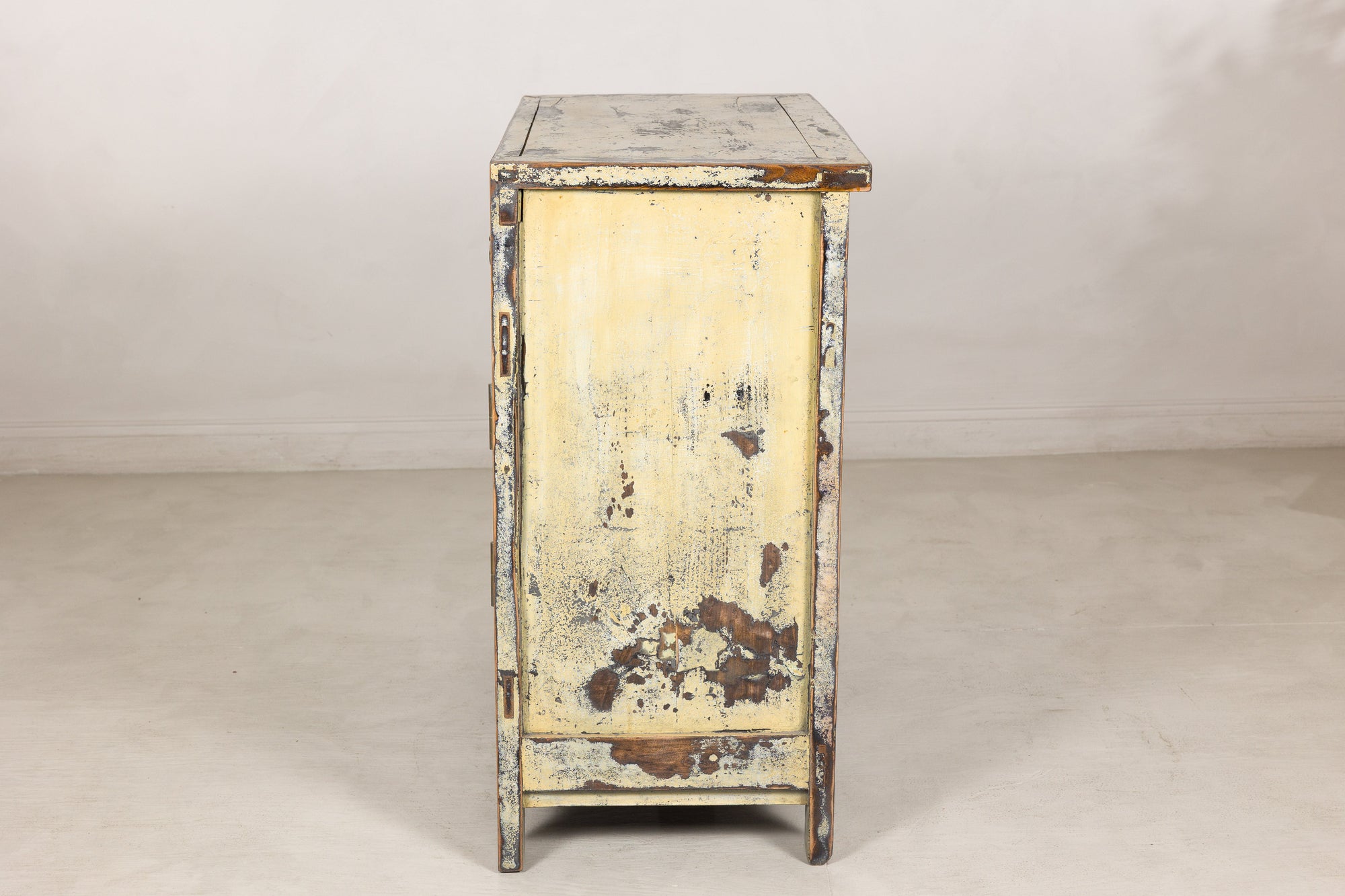 Right side view of the cream lacquer cabinet