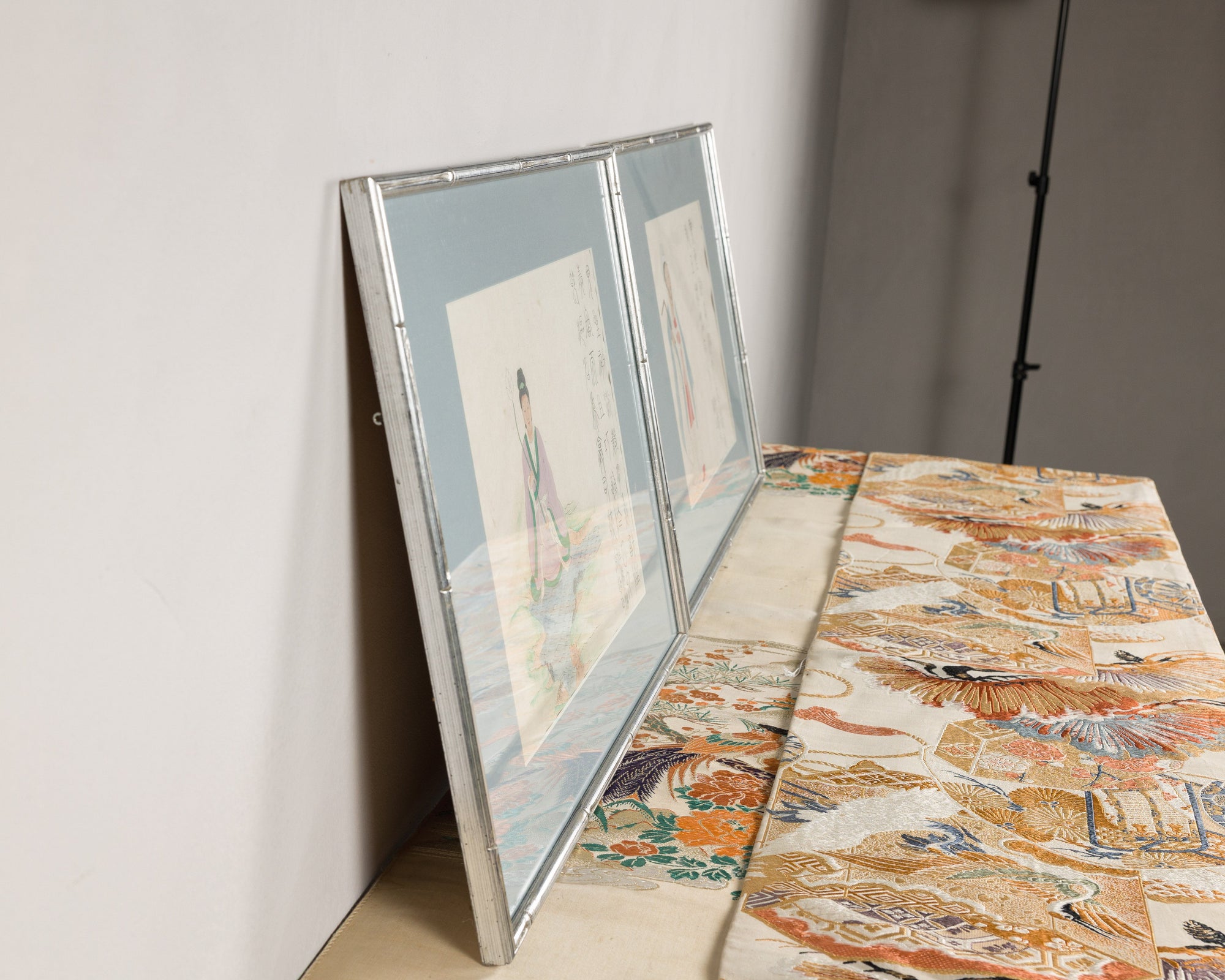 Side profile of a silvered frame holding a Japanese woodblock print