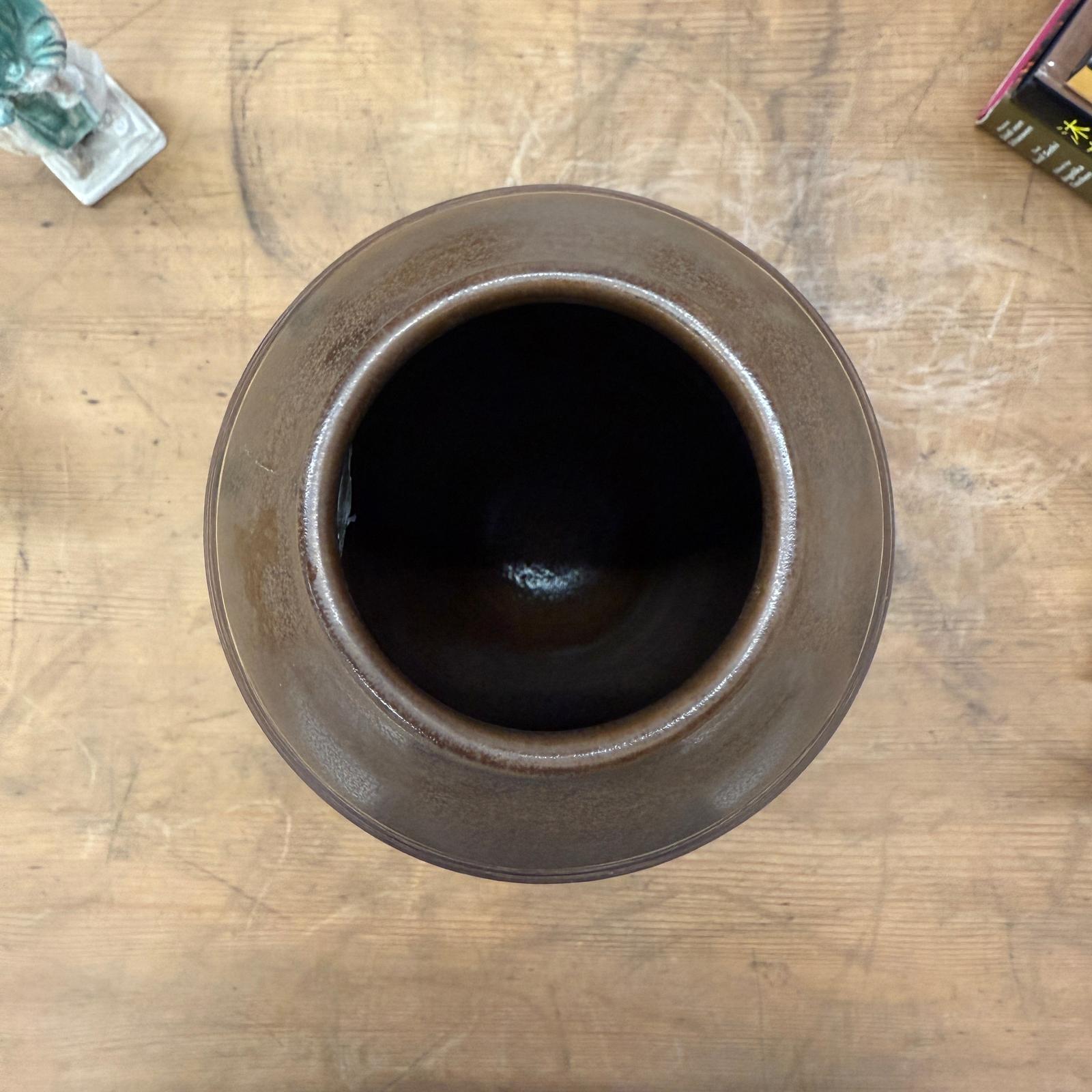 Ceramic Vase with Two-Tone Brown Rounded Streaks - FEA Home