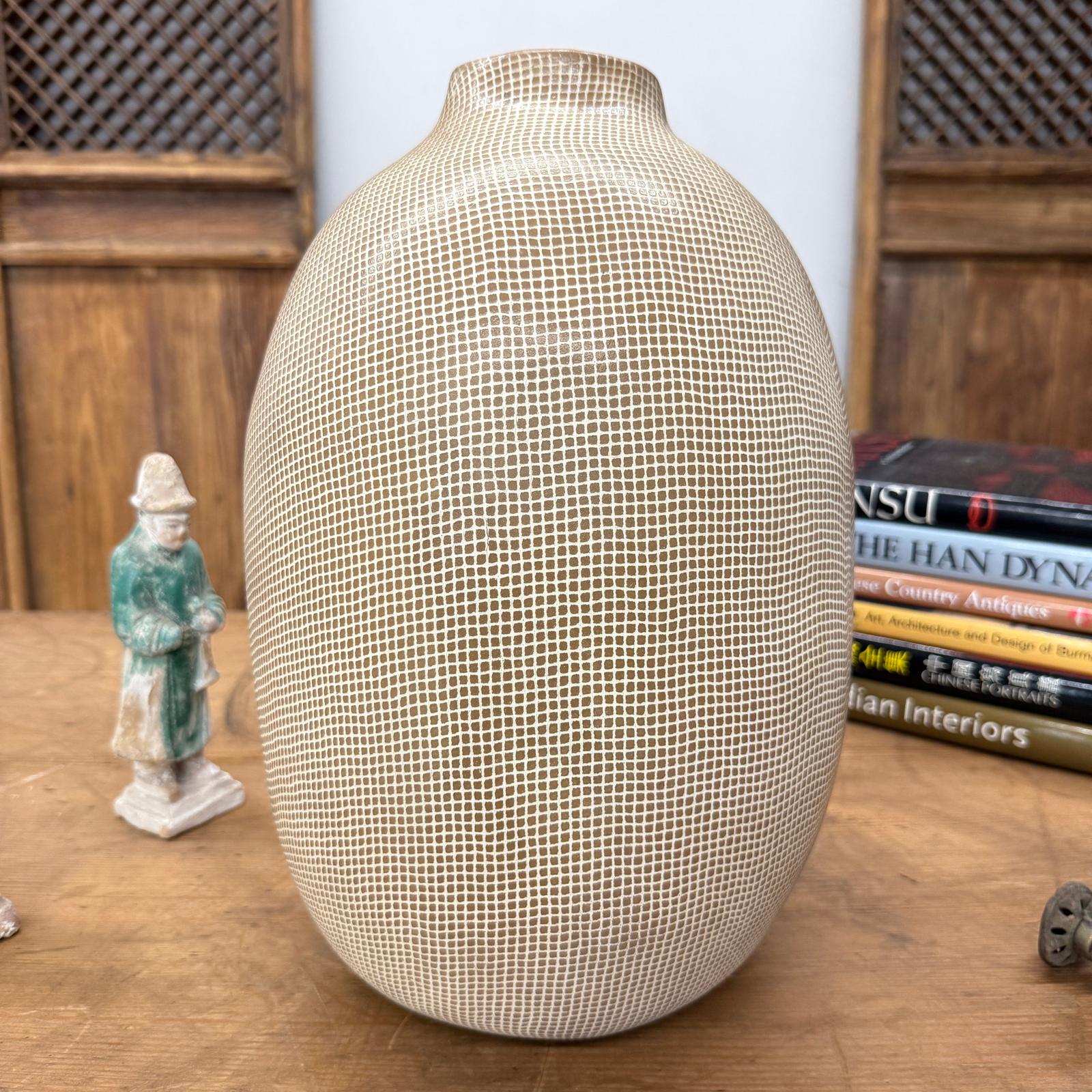Round Brown &amp; White Small Checkered Patterned Ceramic Vase, SKU , image 3