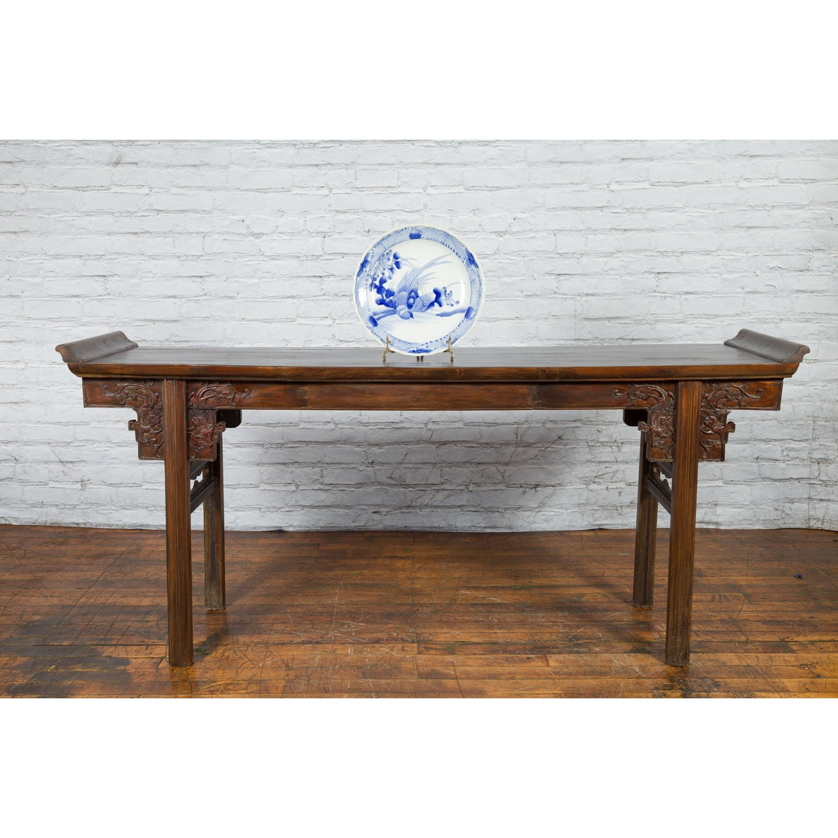19th Century Japanese Porcelain Plate with Hand-Painted Blue and White Décor-2. Asian & Chinese Furniture, Art, Antiques, Vintage Home Décor for sale at FEA Home
