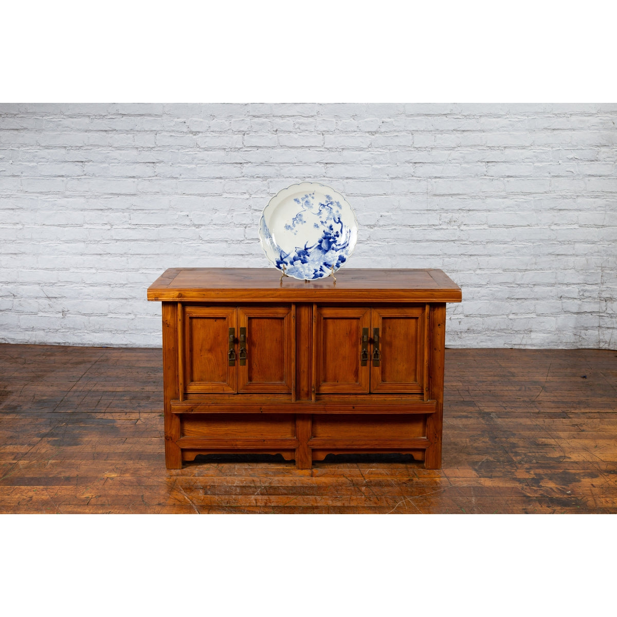 19th Century Japanese Porcelain Plate with Hand-Painted Blue and White Décor-2. Asian & Chinese Furniture, Art, Antiques, Vintage Home Décor for sale at FEA Home