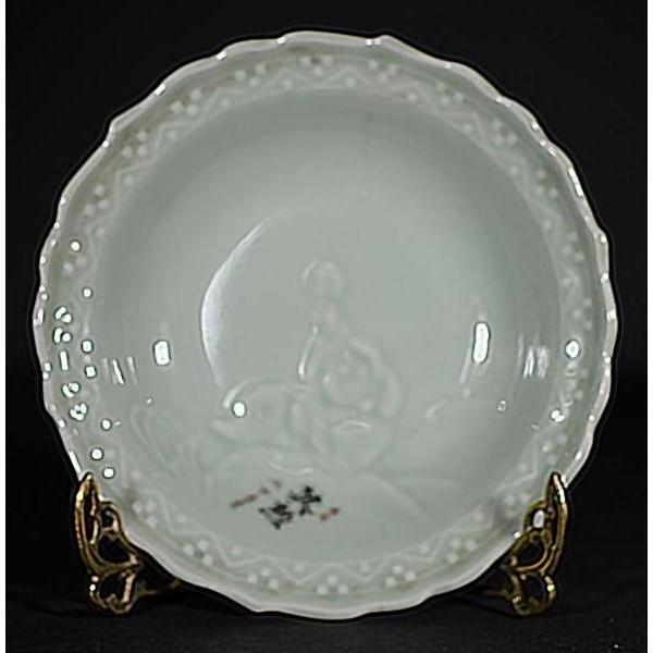 White ceramic Japanese plate with hand painted floral design and black calligraphy, displayed on a stand.
