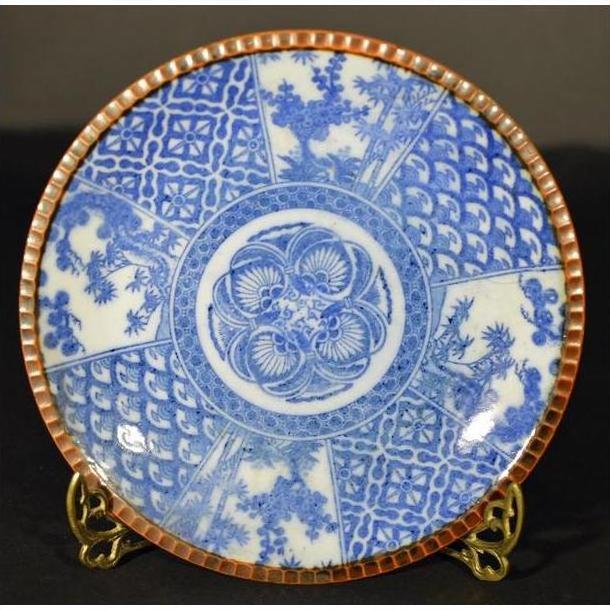 Blue and white porcelain Igezara plate with reddish-brown rim, on stand.