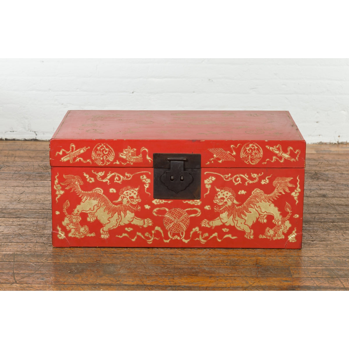 Red Lacquered Chinese Blanket Chest with Gilt Motifs and Guardian Lions-2. Asian & Chinese Furniture, Art, Antiques, Vintage Home Décor for sale at FEA Home