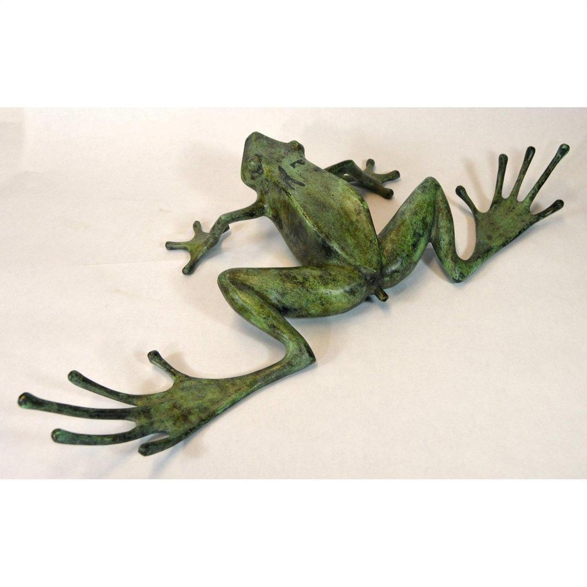 Verde gris bronze frog sculpture with long legs and splayed toes on light background, in good condition.